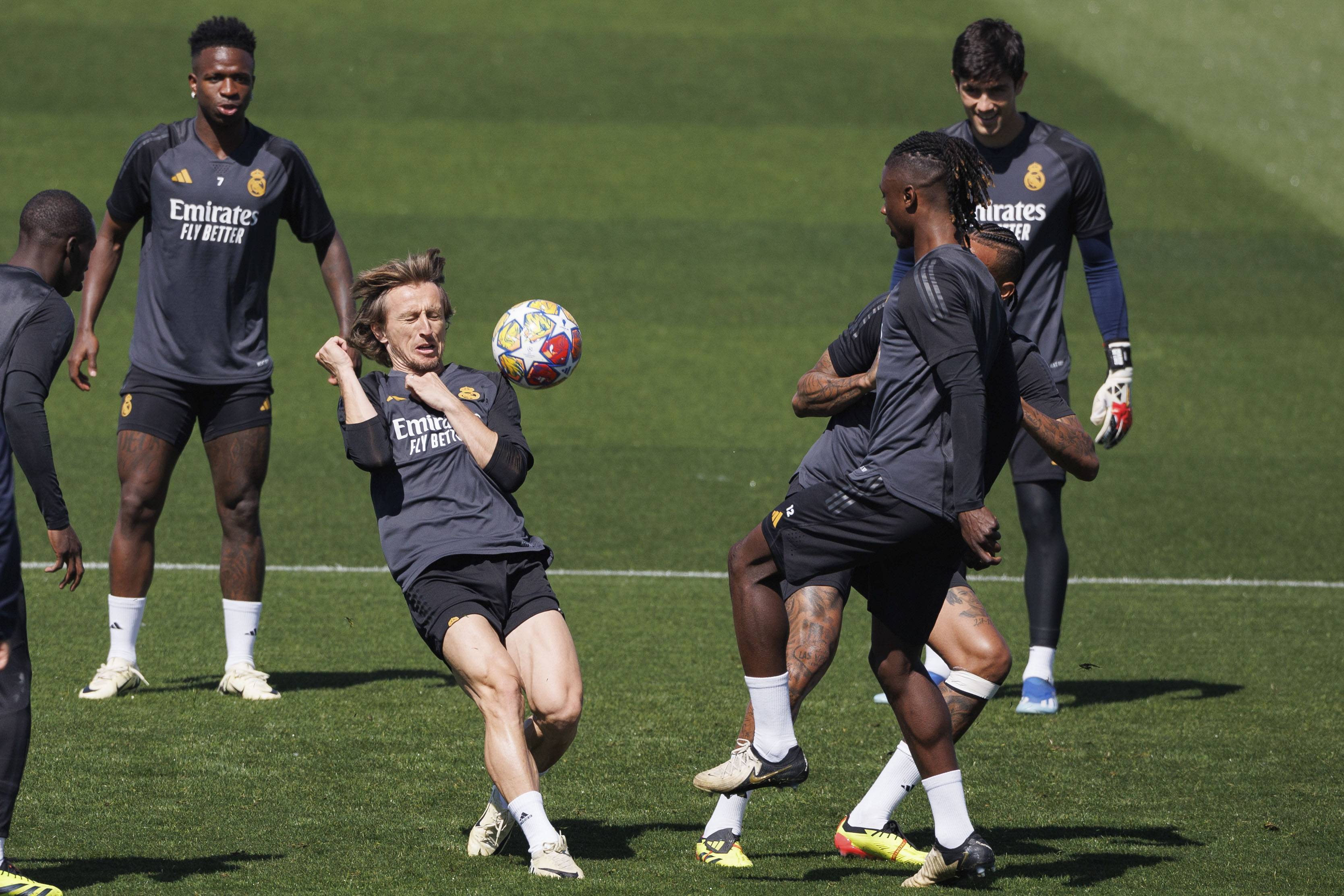 今夜体能课后,里昂内部沟通备战欧冠,球迷炸锅,更衣室氛围转暖的简单介绍 今夜体能课后,里昂内部沟通备战欧冠,球迷炸锅,更衣室氛围转暖的简单介绍