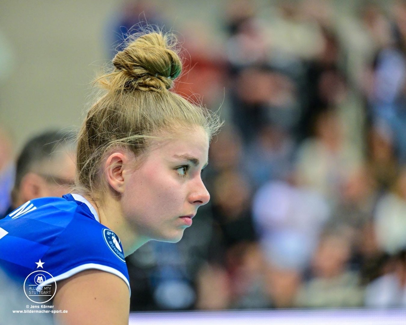 斯图加特训练开放日，加时末段队长鼓劲引欢呼，荷甲在即，阵容厚度经受考验的简单介绍