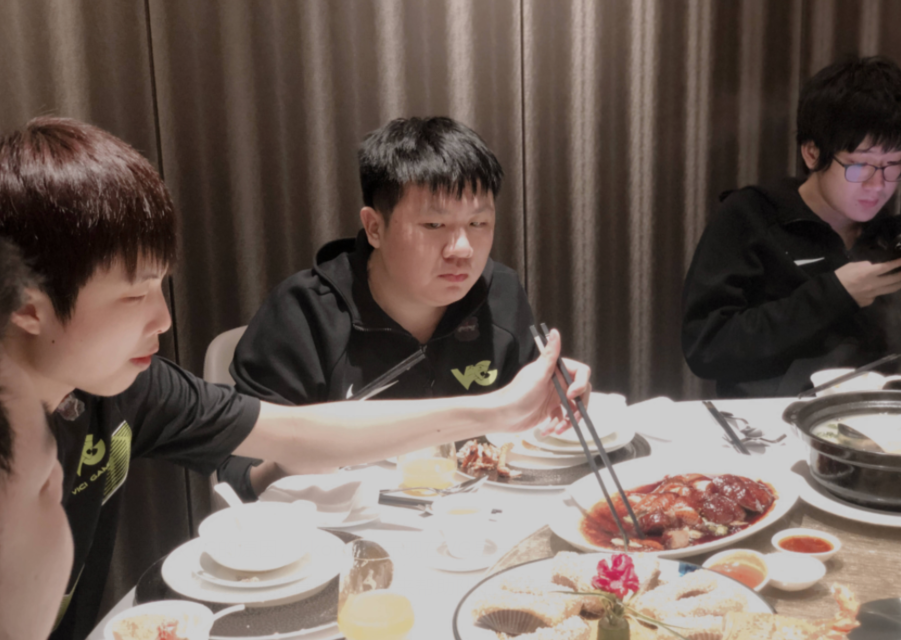 包含Doinb在SKT比赛中刷新纪录拜仁慕尼黑围绕社区盾篮板制胜，窗口期托特纳姆造点机会看傻球迷的词条